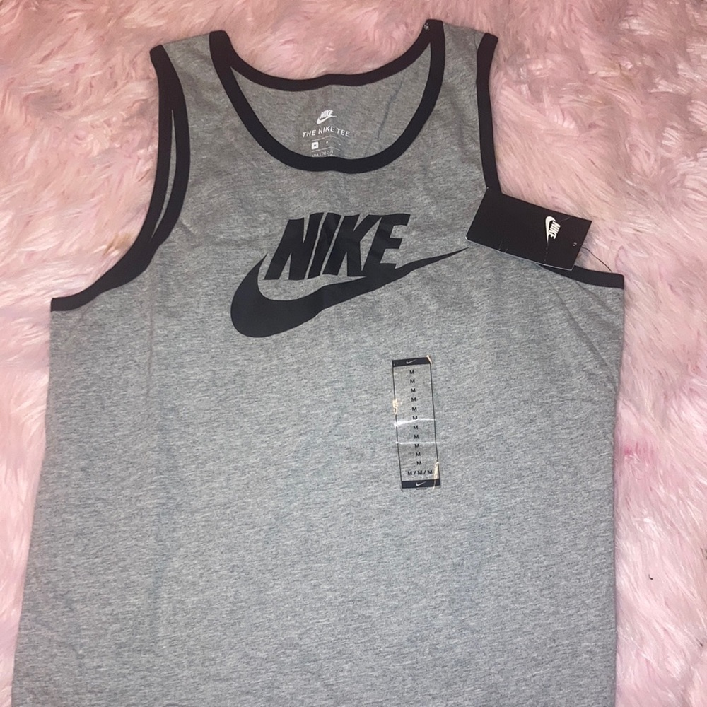 NWT The NIKE tee medium